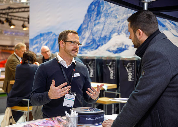 Beat Bär, Managing Director of Pro-Tent AG, in a service discussion with a customer.