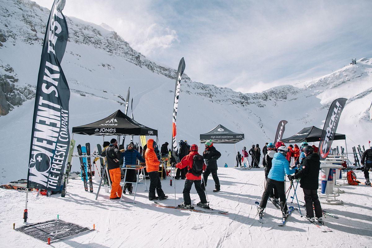 Veranstaltungszelte von Pro-Tent werden bei einer Veranstaltung in einem verschneiten Skigebiet genutzt. 