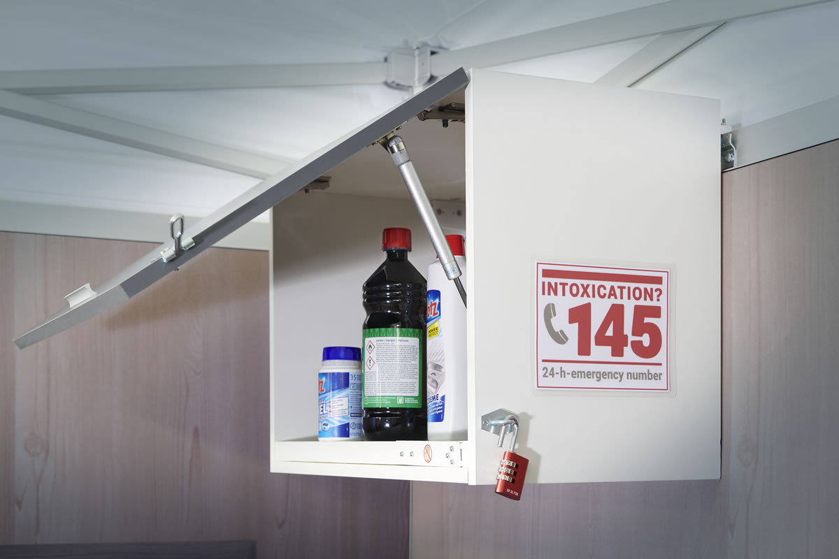 Ein Schrank mit Reinigungsmitteln verdeutlicht im mobilen Escape Room der BFU die Gefahren einer Vergiftung.