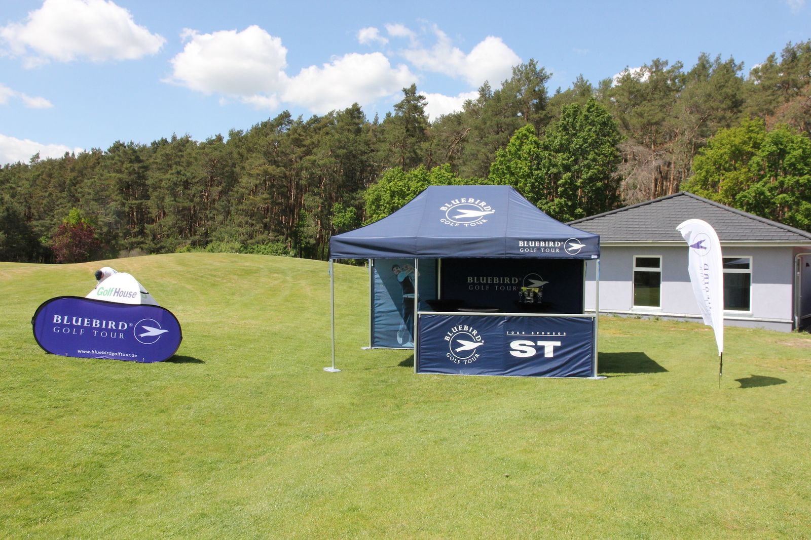 The blue Pro-Tent 5000 from FairwaySports is a meeting place for golfers after the game.