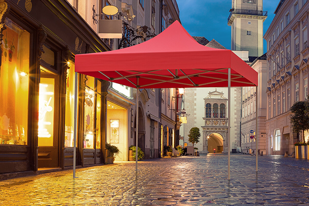 A Pro-Tent MODUL 4000 stands in an alley in the city centre.