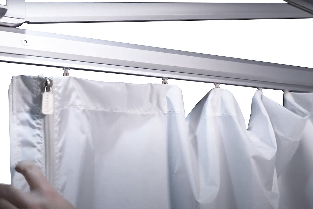 Sistema di tende per separazioni temporanee all’interno del gazebo. Il sistema di tende Pro-Tent.