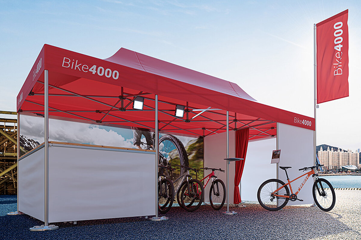 Il gazebo promozionale di Bike4000 è l’ideale per presentare i suoi modelli di bici.