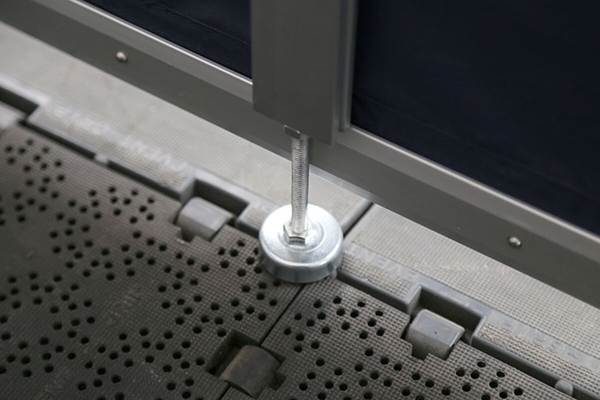 Thanks to the height-adjustable foot of the support, minor unevenness in the floor can be compensated for.
