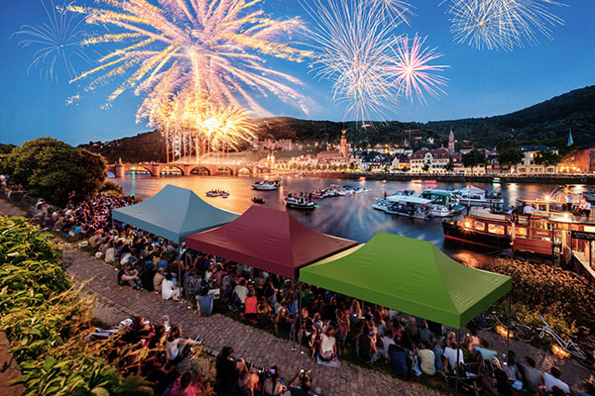 Mehrere Pro-Tent Faltzelte werden bei einem grossen Event an einem Hafen genutzt.