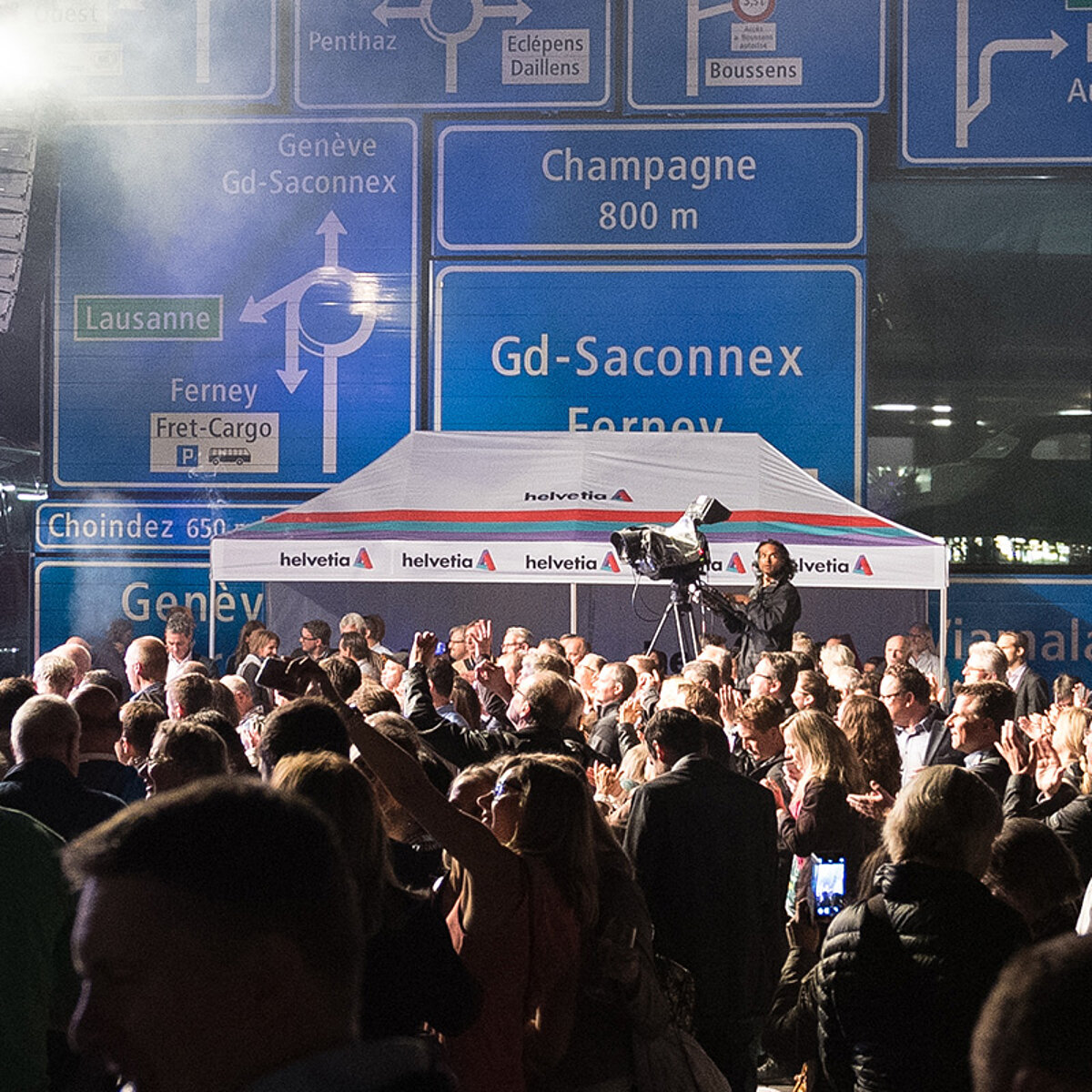 Due gazebo per eventi di alta qualità utilizzati durante un importante concerto.