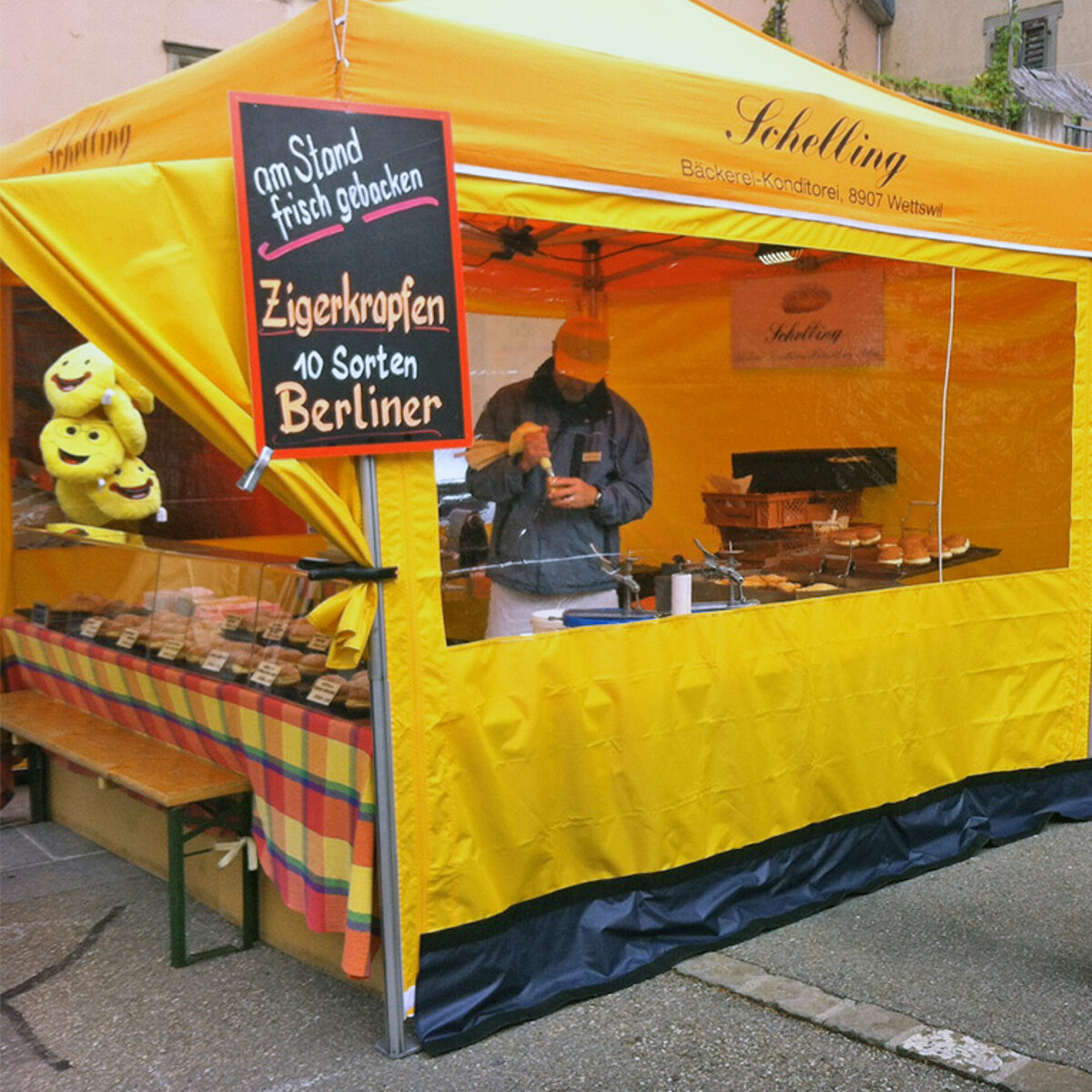 Ein Bäcker backt Teigwaren in seinem Street Food Zelt von Pro-Tent.