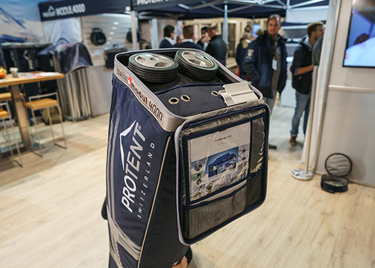 Pro-Tent-Faltzelt in einer Transporttasche mit grossen Laufrollen
