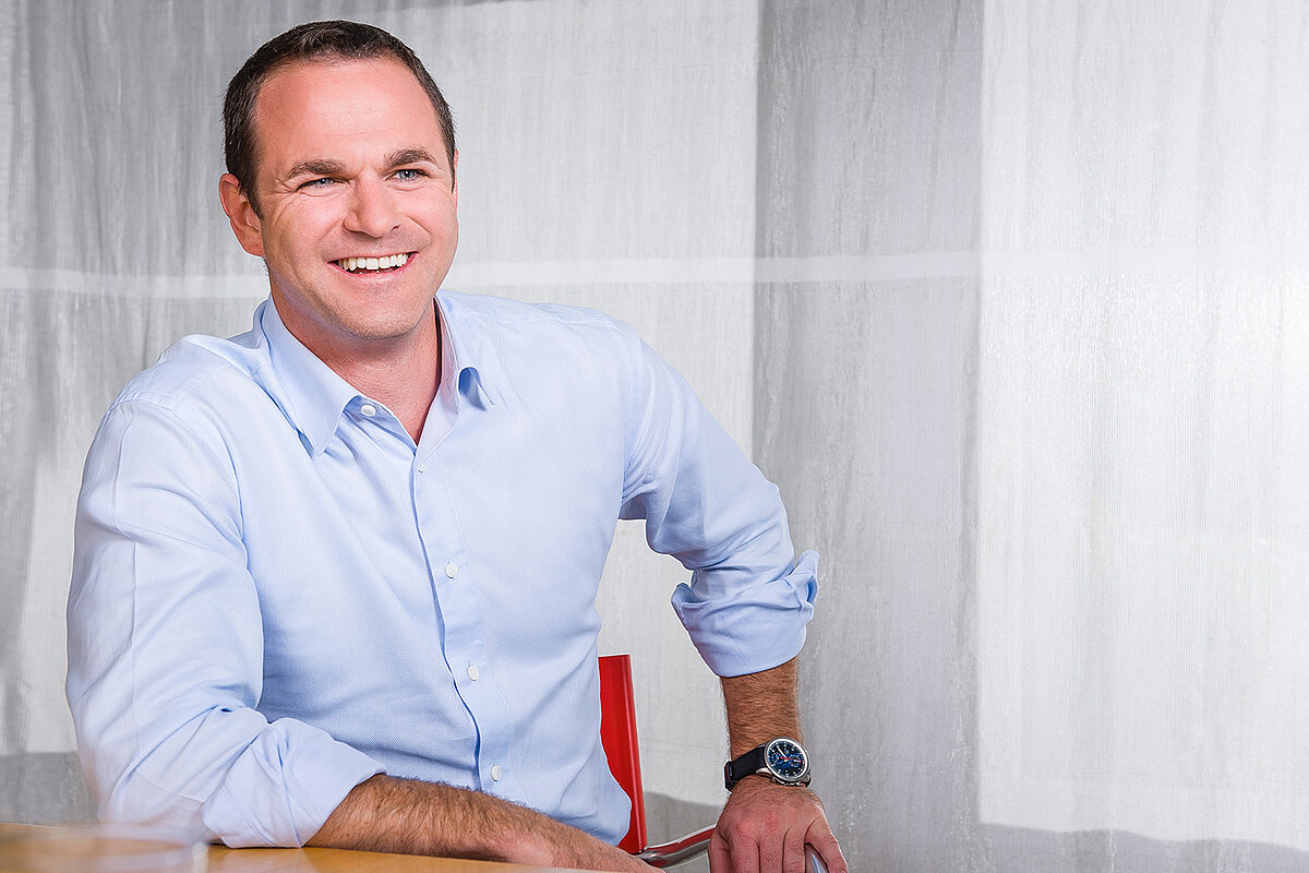 Beat Bär, CEO von Pro-Tent, lehnt sich an einem Tisch nach vorne.