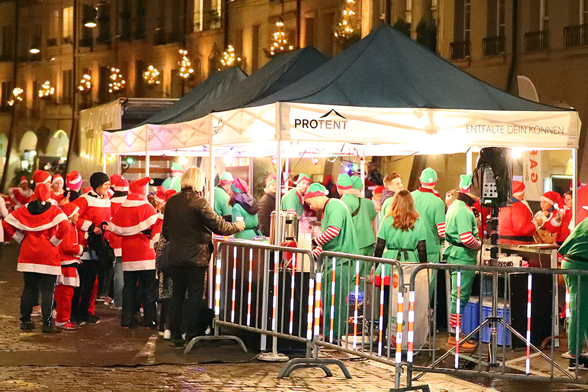 A market tent from Pro-Tent being used as a sales stand at a Christmas market.