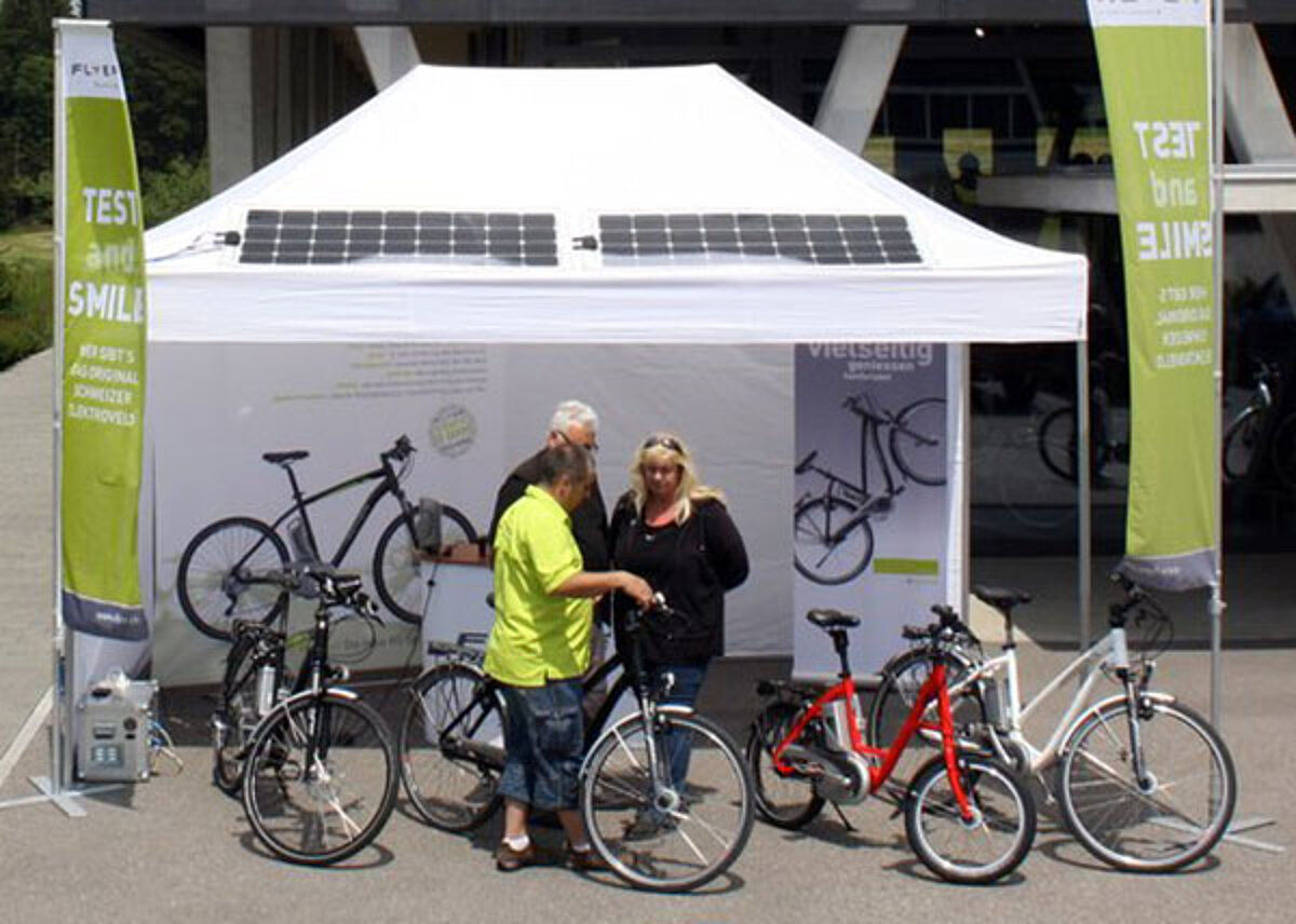 Solarpaneele auf dem Zeltdach