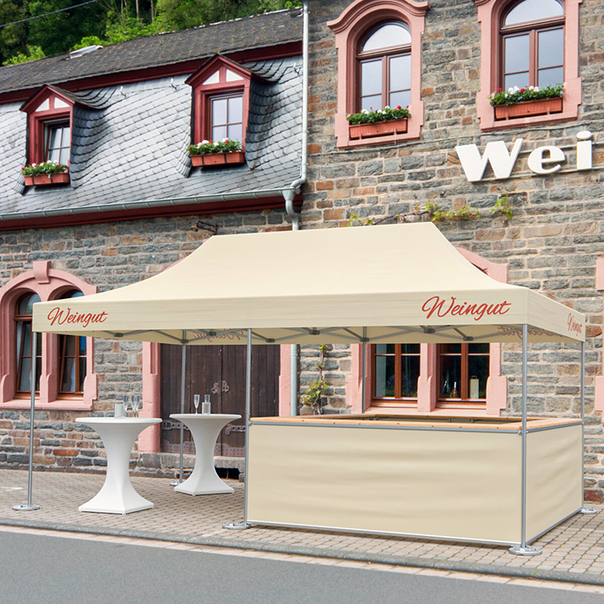 Gazebo per la gastronomia utilizzato per portare a un altro livello l’area esterna di fronte a un ristorante.