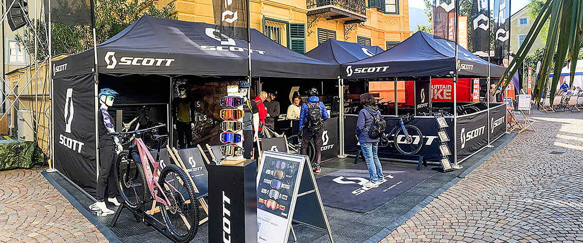 Kreiere im Handumdrehen Deinen Outdoor-Messestand. Der Fahrradhersteller Scott nutzt Pro-Tent Faltzelte mit zusätzlichen Standbeinen als Messestand.