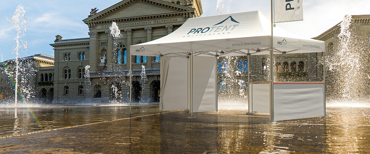 Ein Pro-Tent Faltzelt steht vor dem Bundeshaus in Bern.