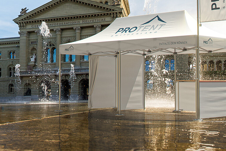 Ein Pro-Tent Faltzelt steht vor dem Bundeshaus in Bern.
