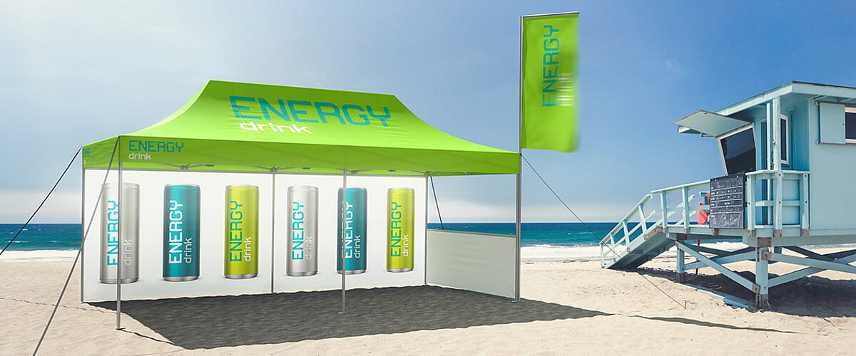 Ein Outdoorzelt von Pro-Tent steht am Strand.