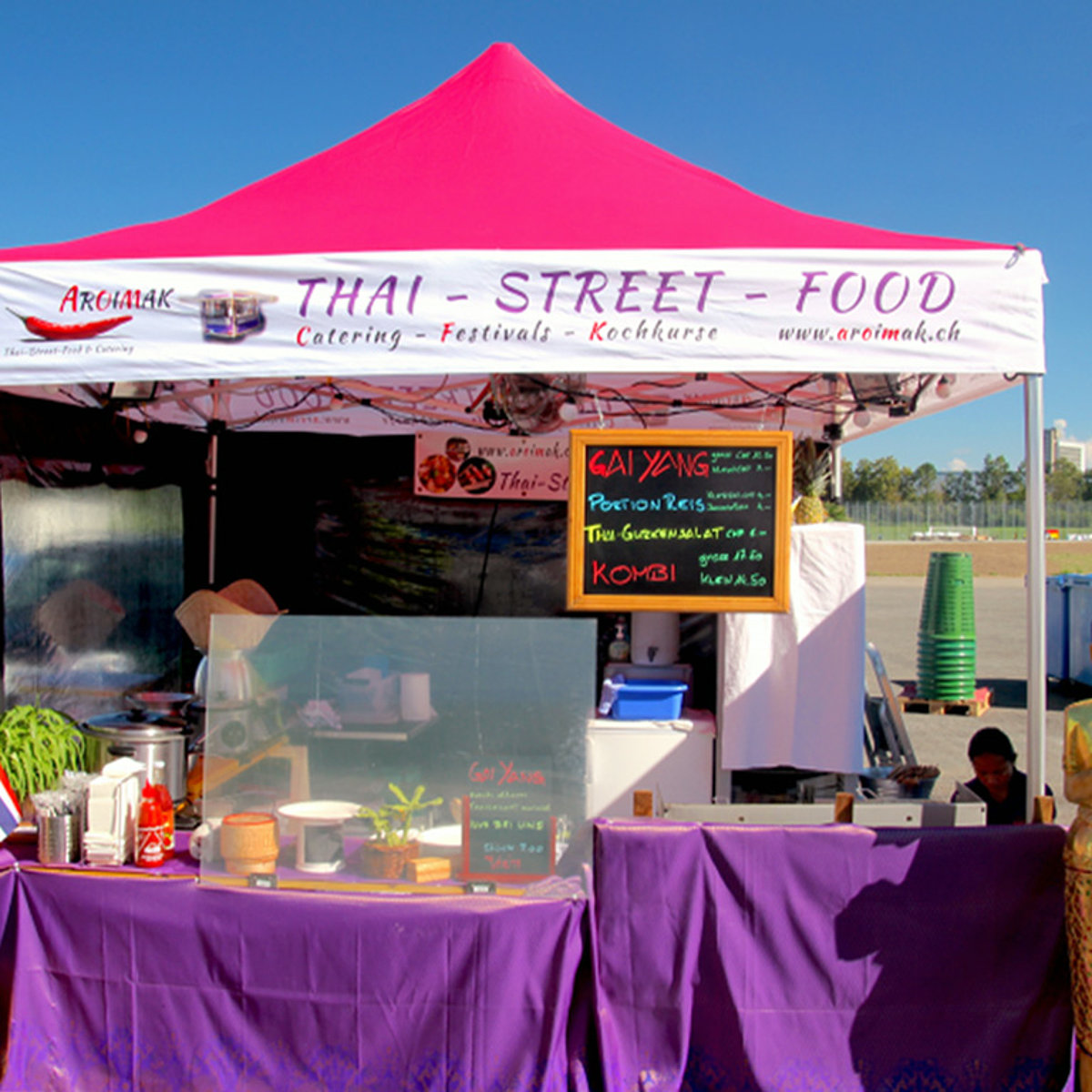 Une tente Street Food de Pro-Tent est utilisée pour un stand de restauration rapide thaïlandais.
