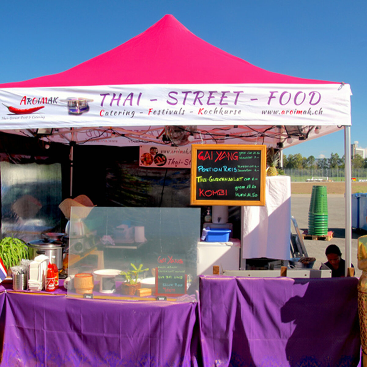 Una tenda da street food di Pro-Tent viene utilizzata per uno stand di snack thailandesi.
