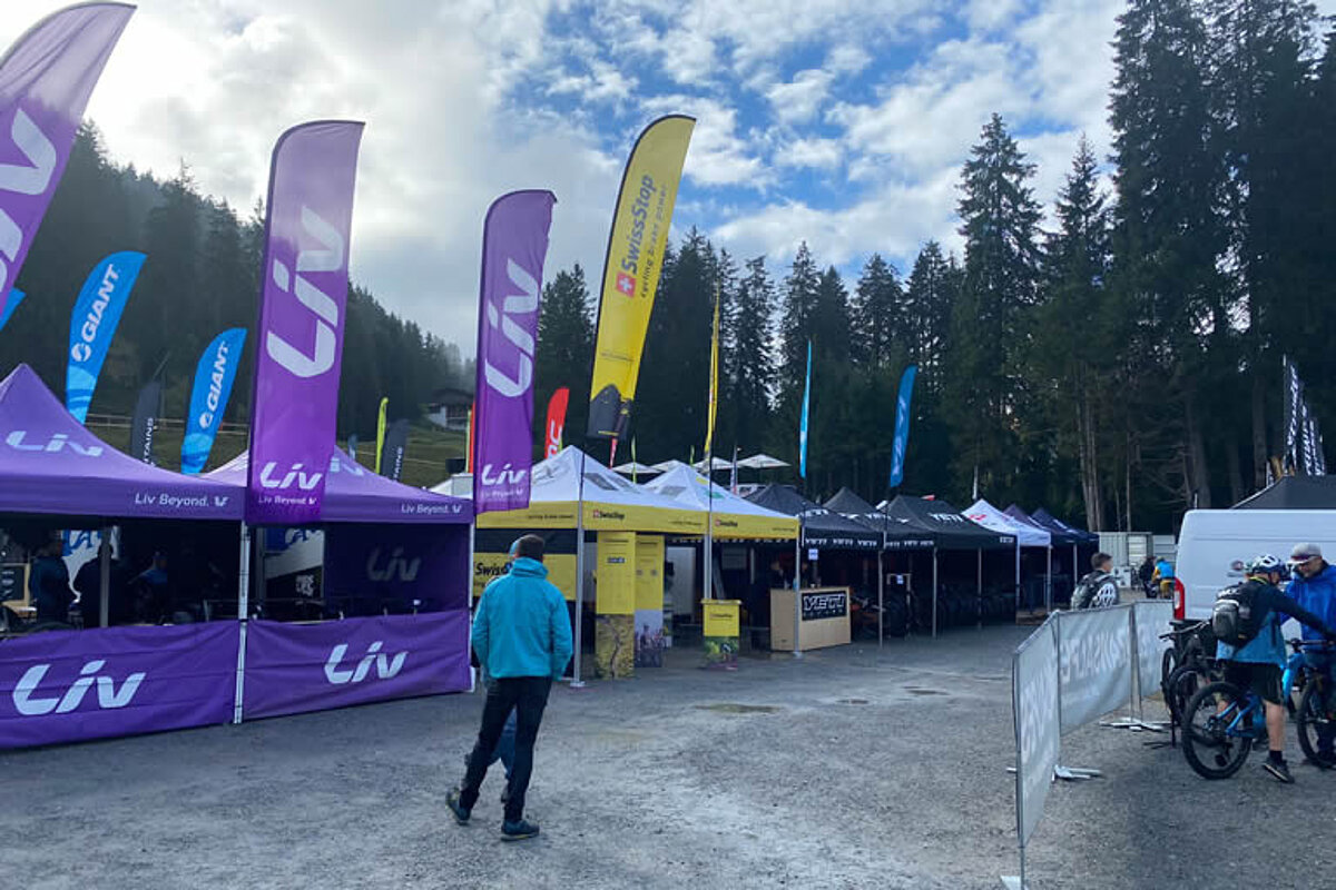 Più gazebo vengono utilizzati a un grande evento sportivo.