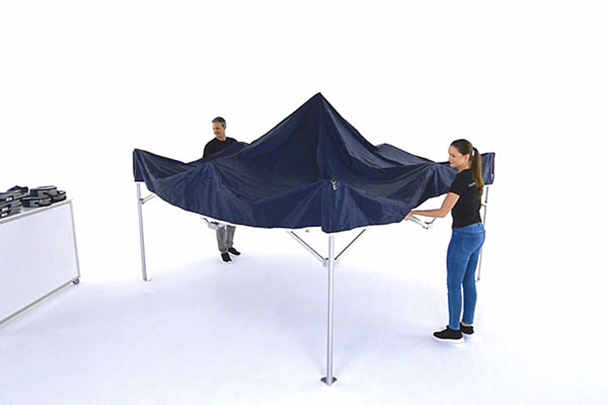 Zwei Personen bauen ein Einsatzzelt von Pro-Tent auf.