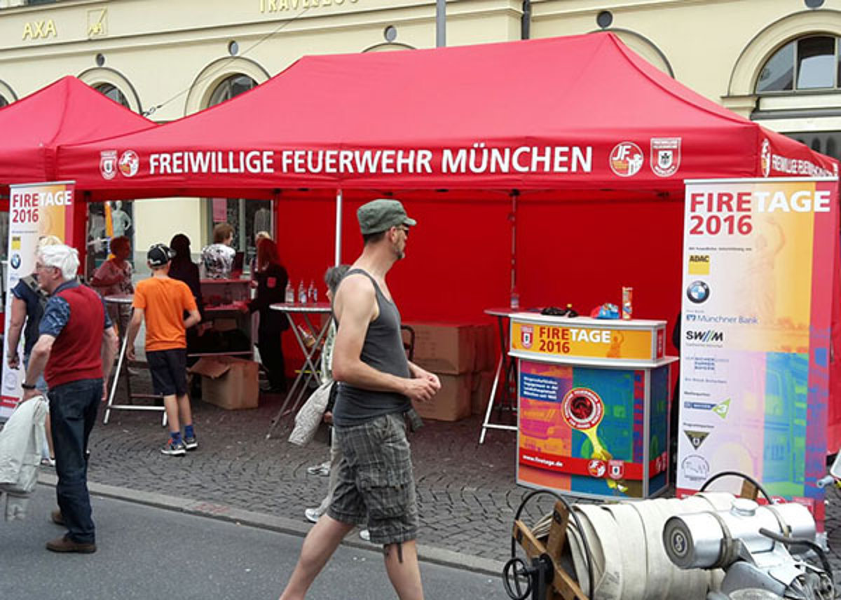 Une tente de club des pompiers volontaires de Munich.