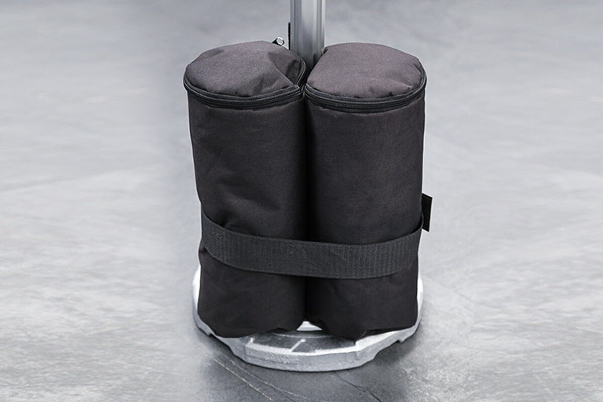 10 kg Sandsack beschwert den Standfuss eines Zelts