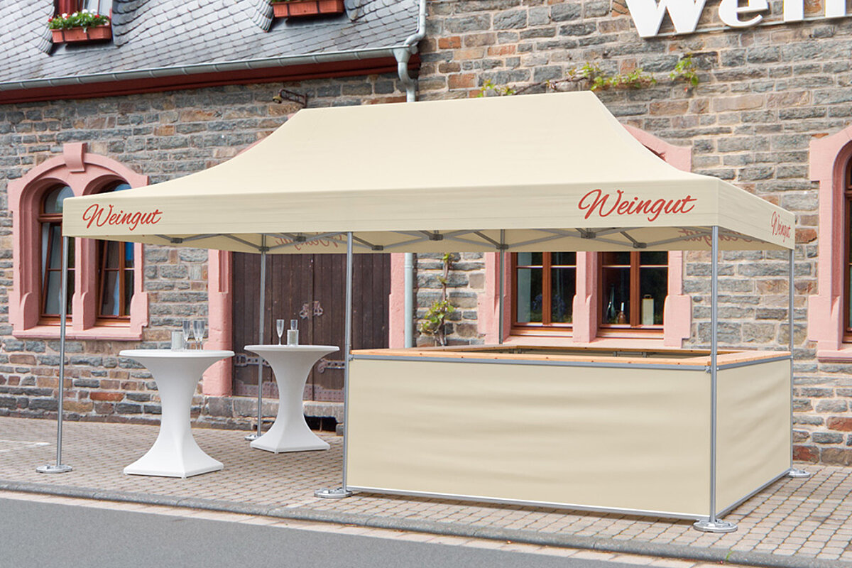 Un gazebo per l’enologo in uso come bar di fronte a una cantina.