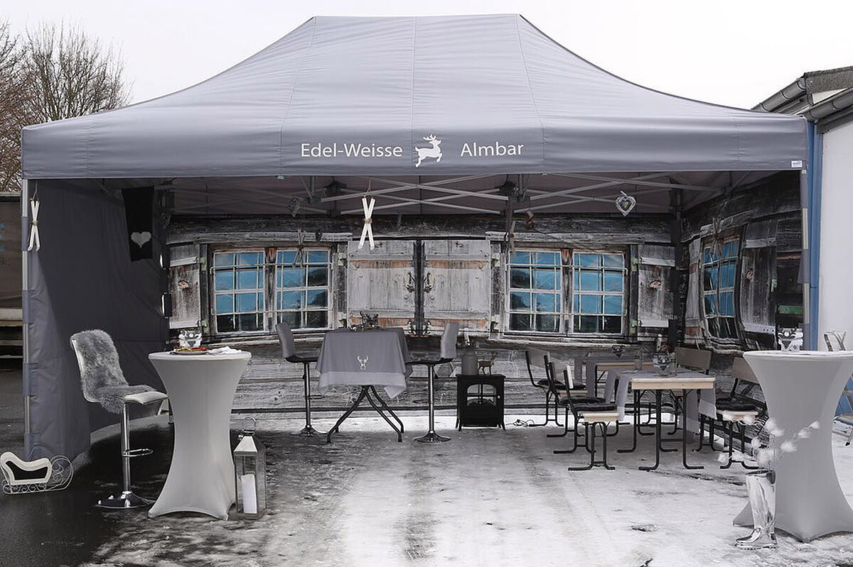 Un gazebo catering in uso per un bar all’esterno.