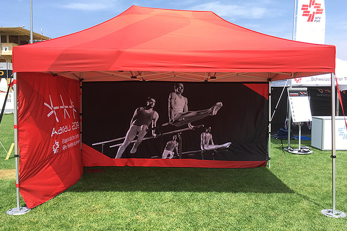 Ein rotes Zelt mit Turnern auf die Rückwand gedruckt