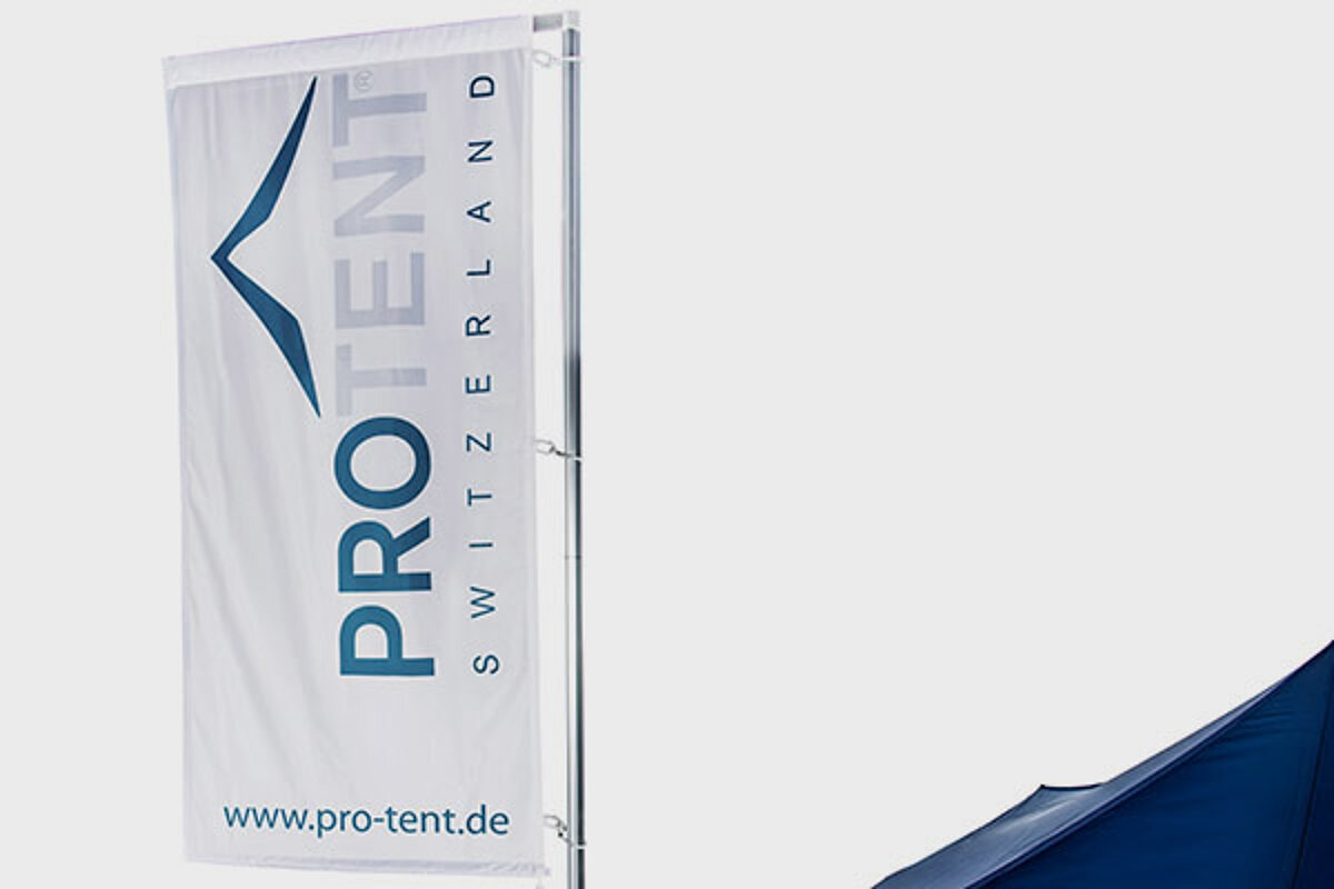 Eine Pro-Tent Fahne, die am Zelt befestigt ist