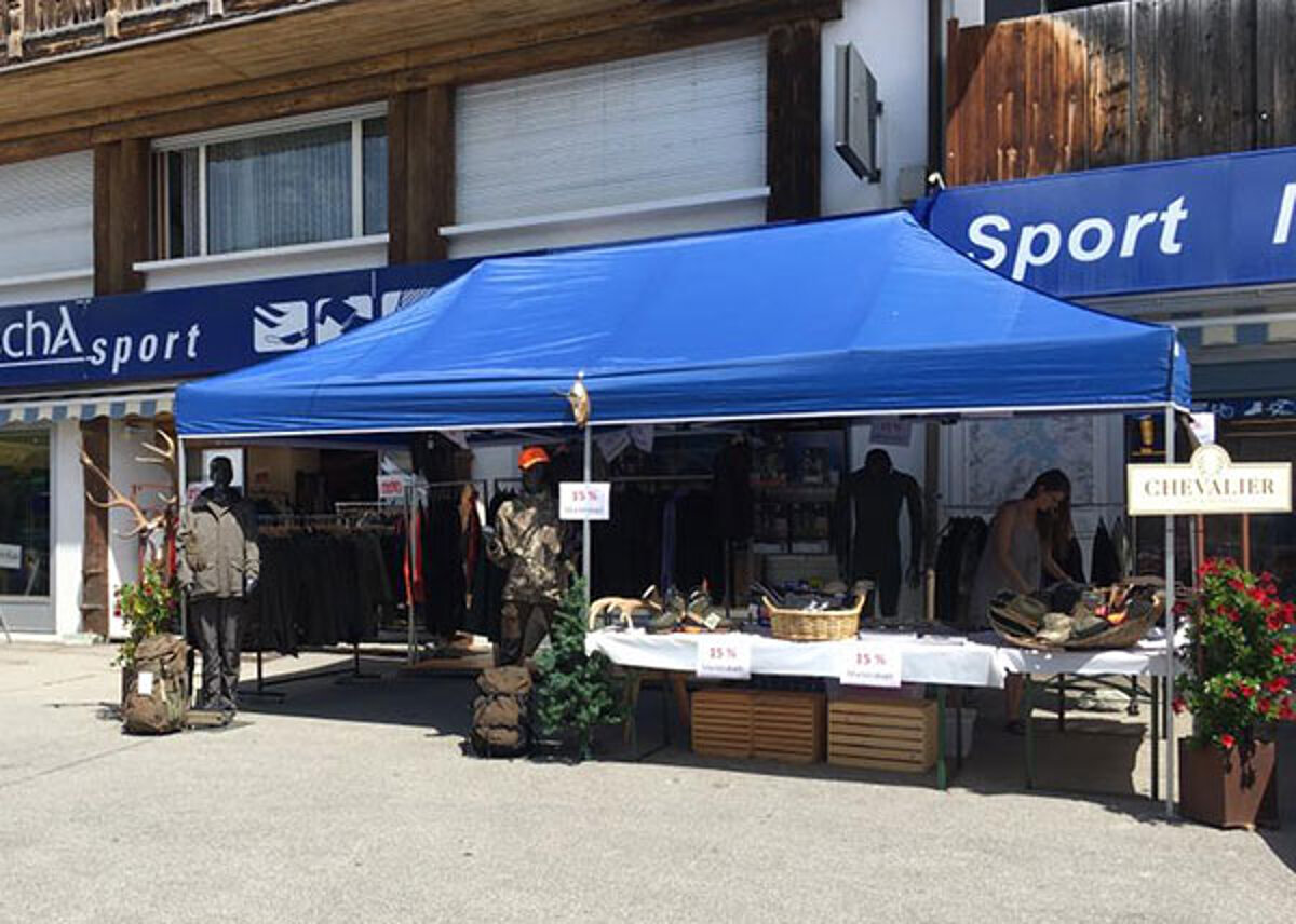 Ein blaues Pro-Tent Faltzelt als Marktstand