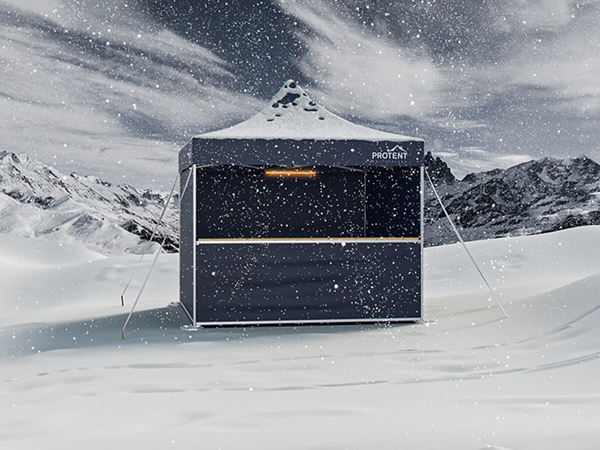 Una tenda pieghevole impermeabile di Pro-Tent si erge in una tempesta di neve su una montagna.