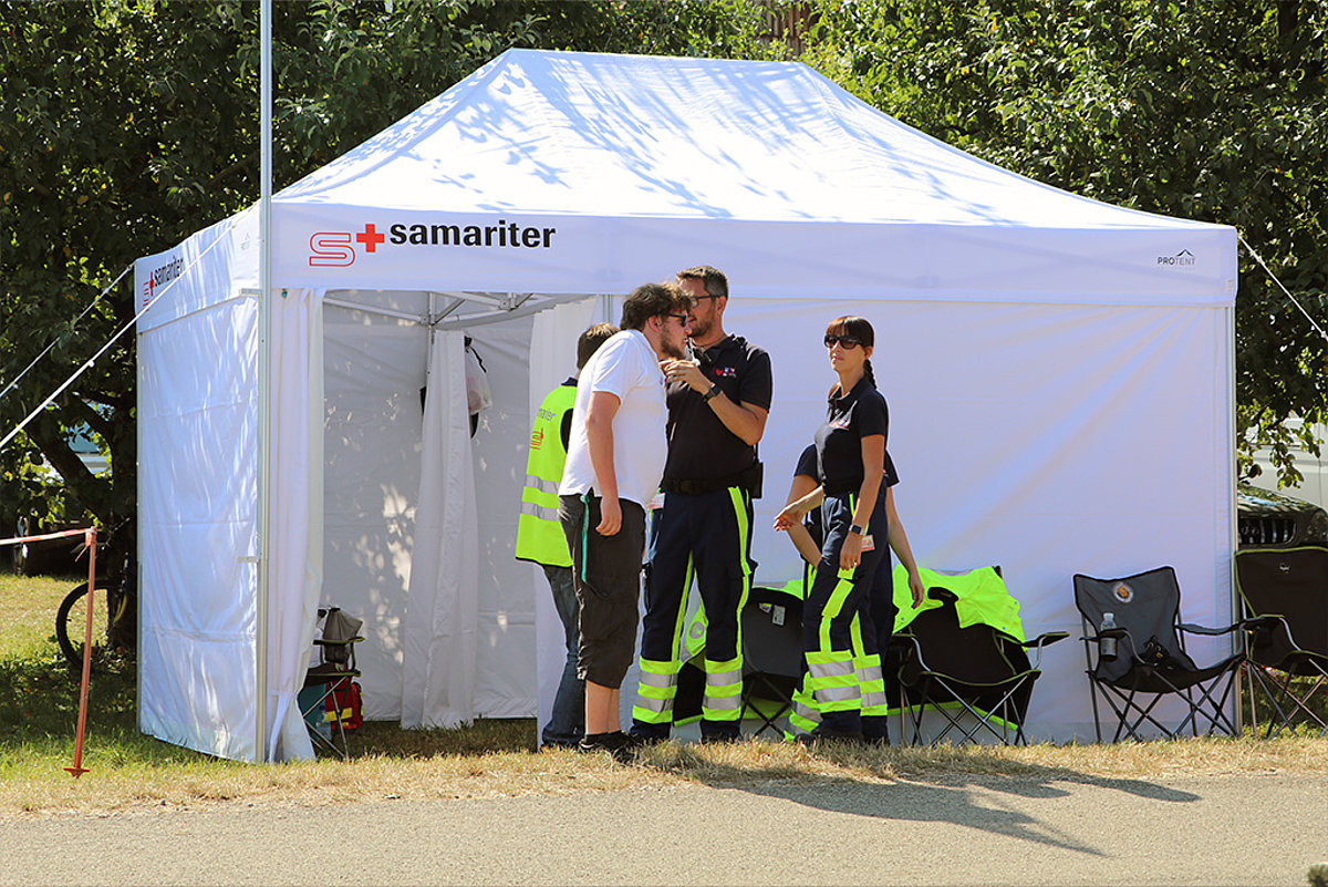 Une tente de premiers secours des samaritains est installée au bord de la route lors d'une manifestation.