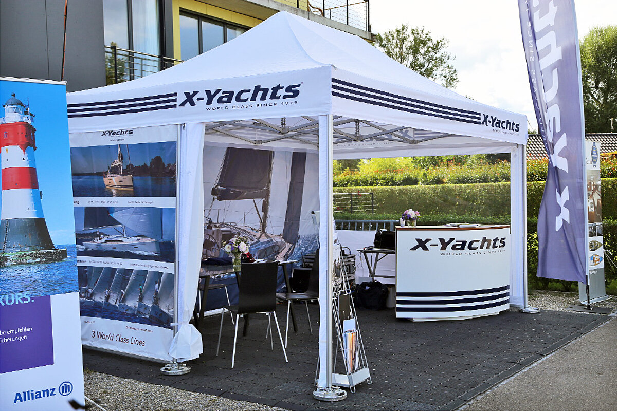 Strikingly printed club tents are also an appealing advertising space. Strikingly printed club tents are also an appealing advertising space.