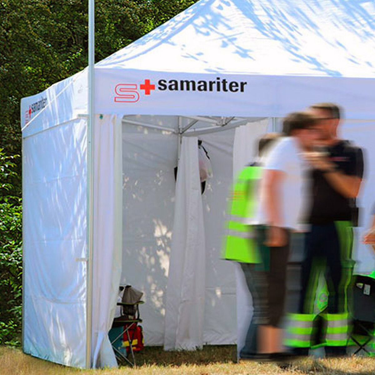 Les Samaritains utilisent une tente à déploiement rapide Pro-Tent lors d’une opération de secours.