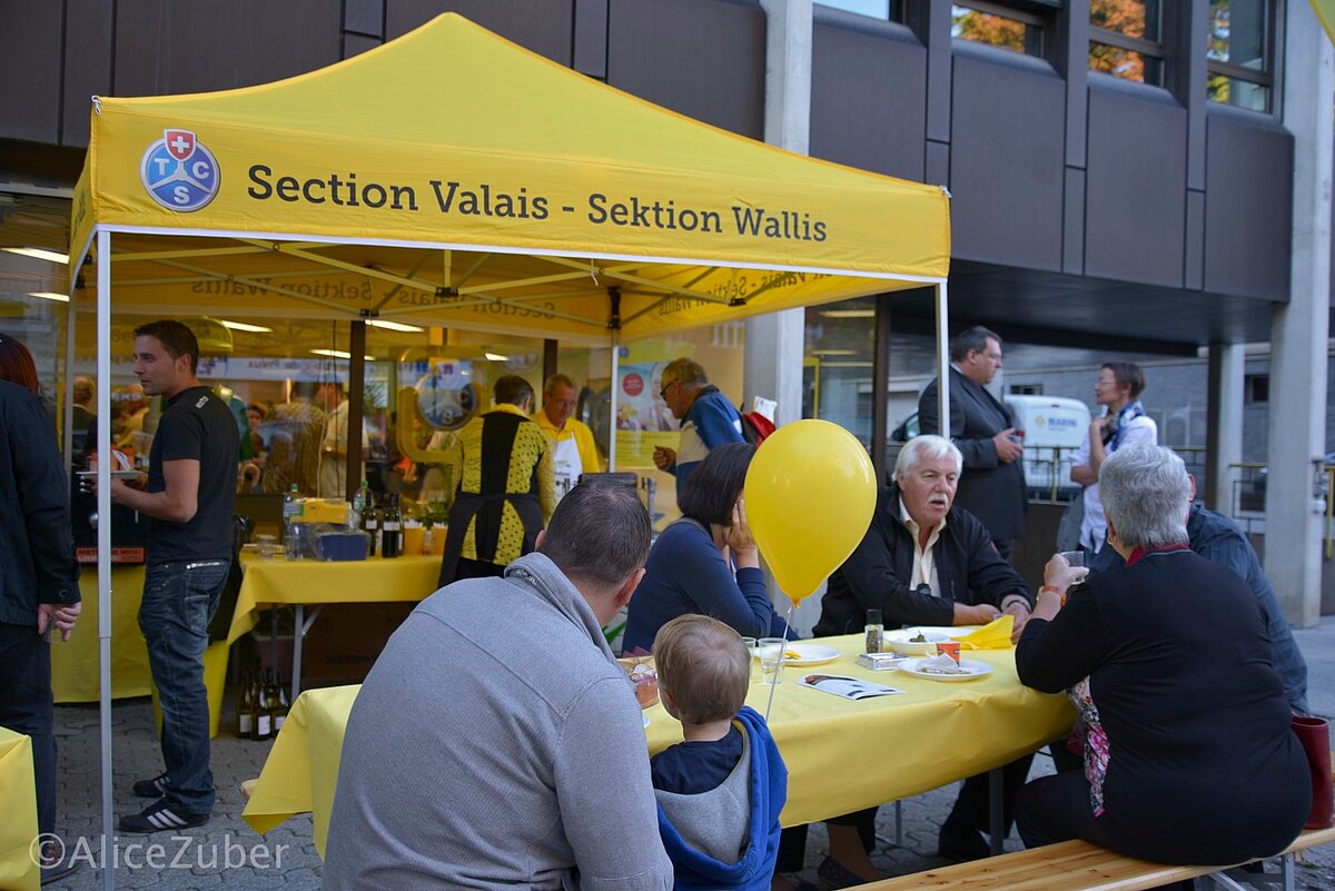 Ein Catering-Stand bei einem Firmenfest, aufgebaut unter einem Pro-Tent Faltzelt.