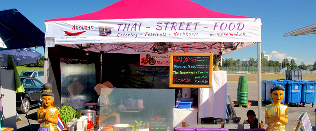 Das Street Food Zelt eines thailändischen Imbisses steht auf einem Festival.