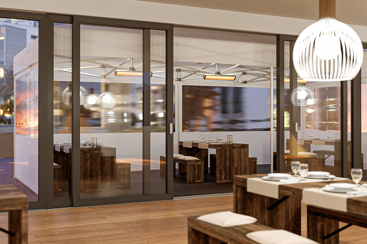 La vista dall’interno di un ristorante che ha un gazebo catering all’esterno.