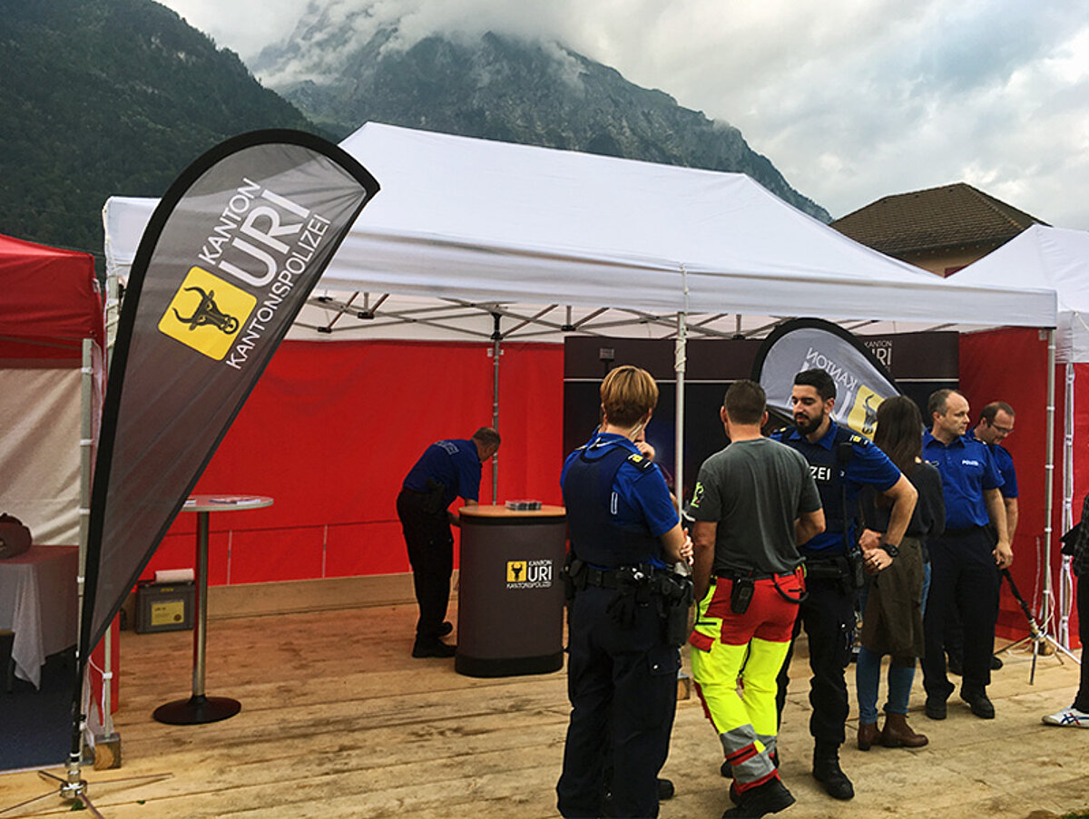 Ein wetterfestes Pro-Tent Einsatzzelt wird von der Polizei als Stand für die Öffentlichkeitsarbeit genutzt. 