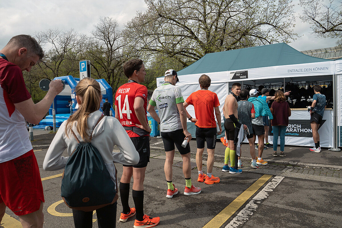 I gazebo Pro-Tent si prestano alla perfezione come guardaroba a eventi sportivi. Più partecipanti aspettano in fila davanti a un guardaroba della Maratona di Zurigo, allestito all’interno di un gazebo Pro-Tent.