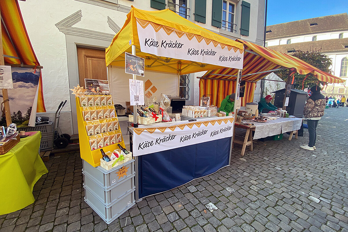Ein Street Food Stand zum Verkauf von Käse Kräckern. 