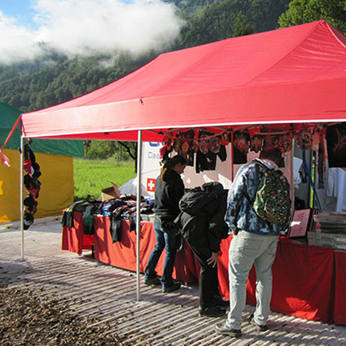 Ein Faltzelt von Pro-Tent zieht als Verkaufsstand viele interessierte Kunden an.
