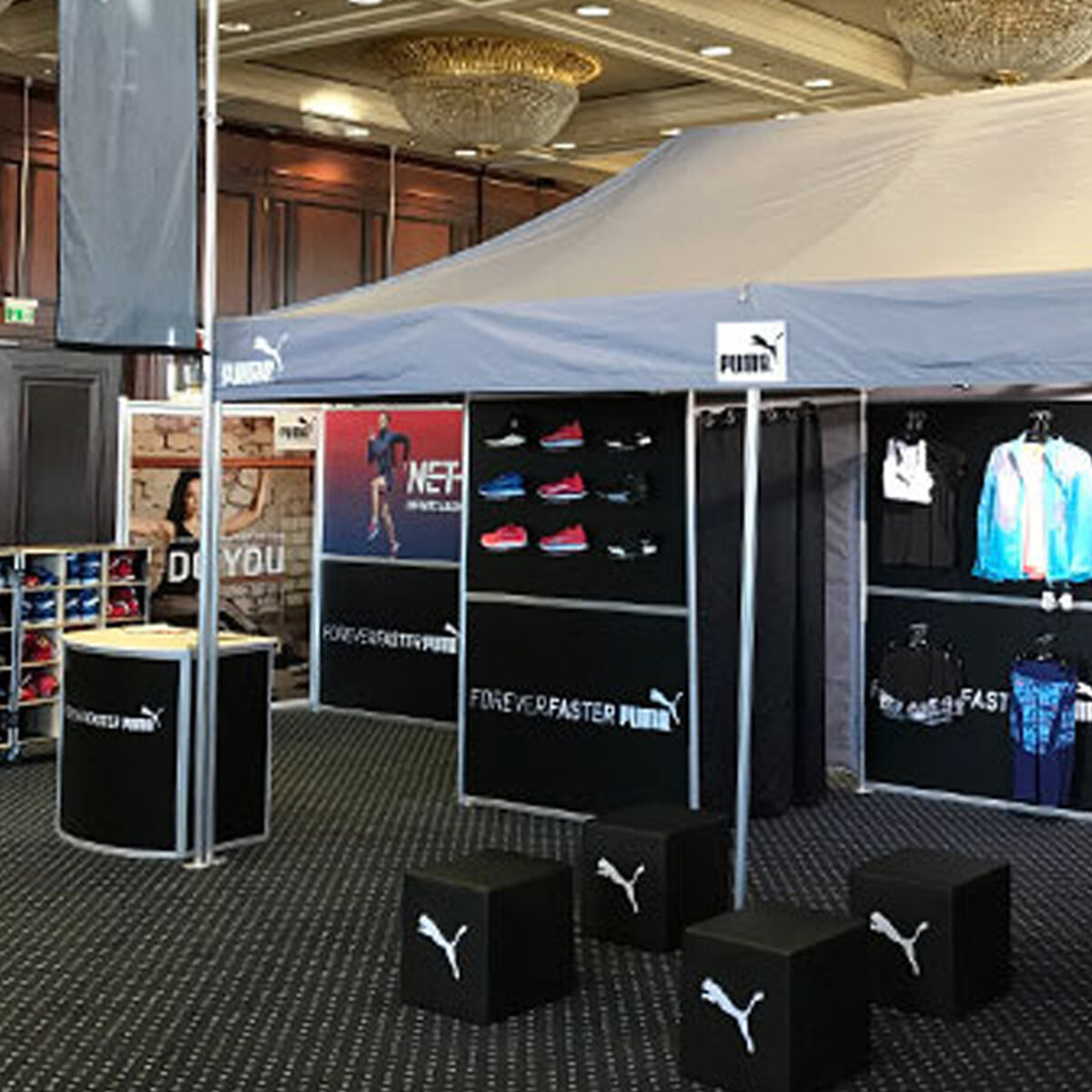 Producătorul de îmbrăcăminte sport Puma folosește un cort pliabil Pro-Tent ca stand expozițional în scopul publicității.