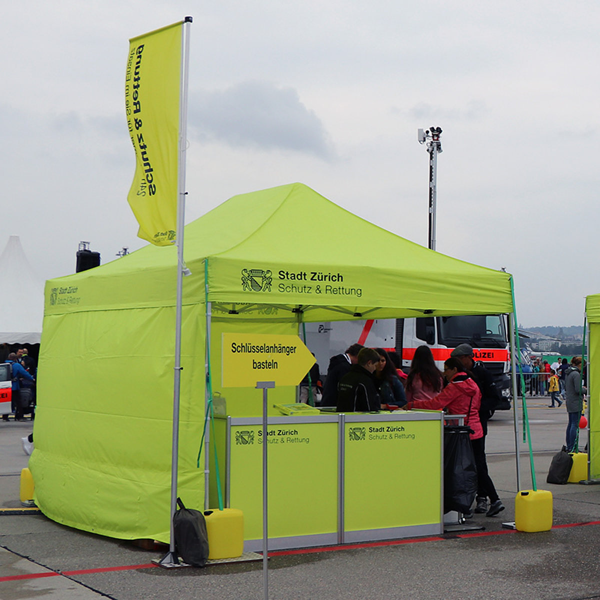 Deux tentes événementielles de la ville de Zurich utilisées comme stands d’information lors d’un événement.
