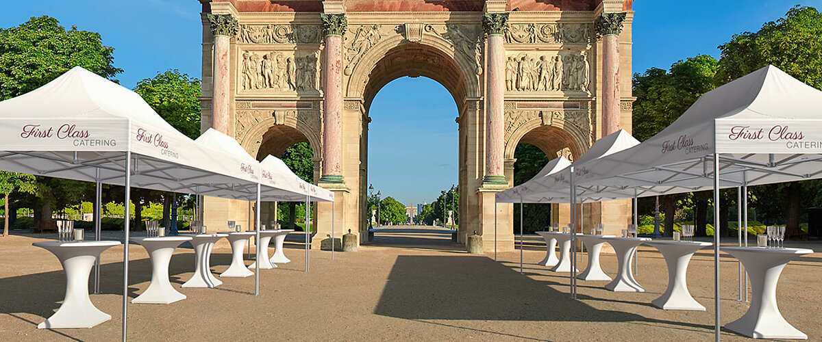 Plusieurs tentes de festival Pro-Tent sont dressées devant un monument.