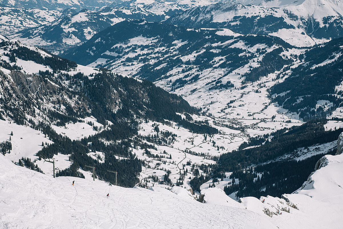 The Glacier3000 ski area is a paradise for snow enthusiasts. A panoramic view of the Glacier3000 ski area