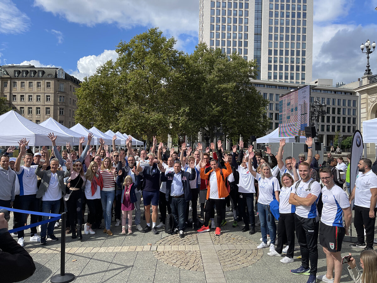 Das Team des BMW Charity Events posiert vor den Pro-Tent Faltzelten für ein Gruppenfoto.