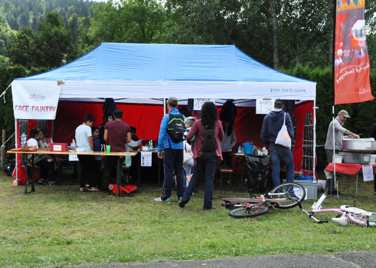 A large club tent provides space for a lot of interested persons.
