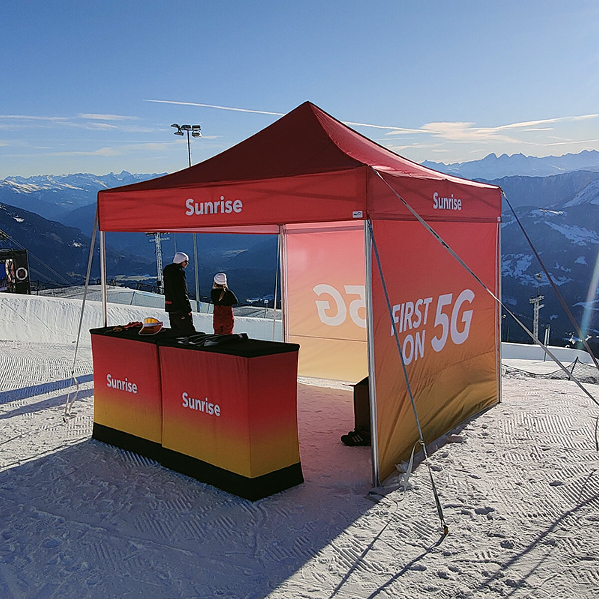 Gazebo promozionale su una pista da sci.