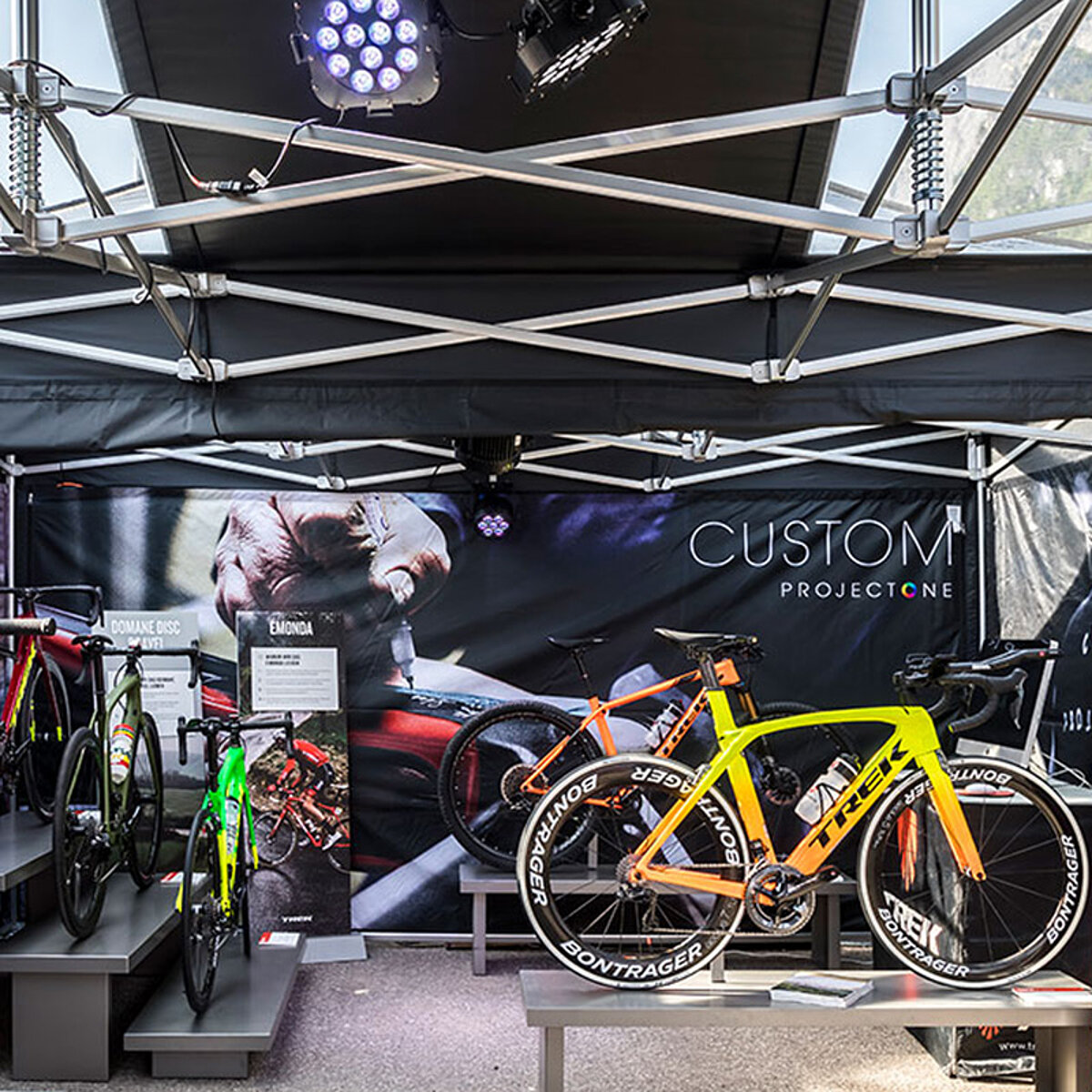 Un gazebo da esibizione utilizzabile per una fiera, sia all’interno che all’esterno.